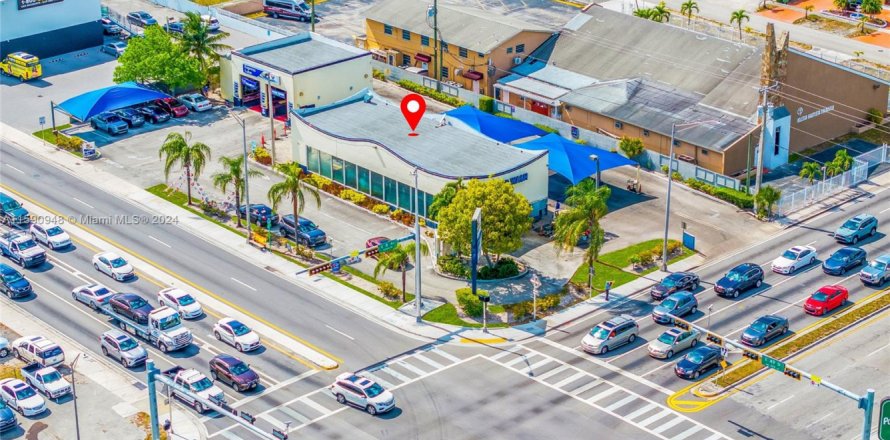 Propiedad comercial en Hialeah, Florida № 1957378