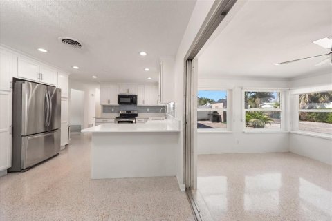 House in Dunedin, Florida 3 bedrooms, 160.54 sq.m. № 2347473 - photo 6