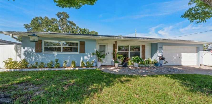 House in Dunedin, Florida 3 bedrooms, 160.54 sq.m. № 2347473