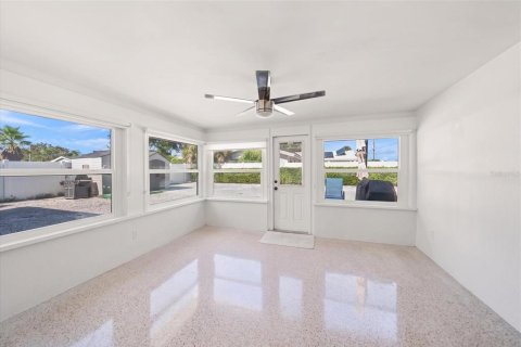 House in Dunedin, Florida 3 bedrooms, 160.54 sq.m. № 2347473 - photo 10