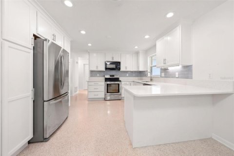 House in Dunedin, Florida 3 bedrooms, 160.54 sq.m. № 2347473 - photo 5
