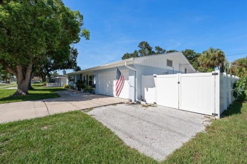House in Dunedin, Florida 3 bedrooms, 160.54 sq.m. № 2347473 - photo 2