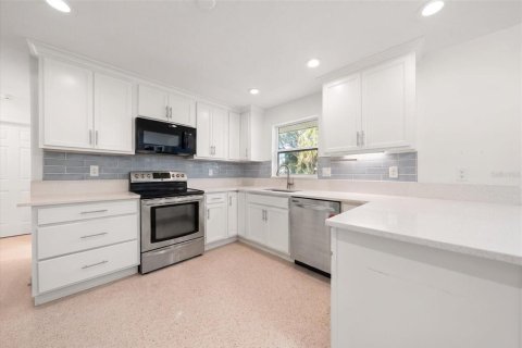House in Dunedin, Florida 3 bedrooms, 160.54 sq.m. № 2347473 - photo 4