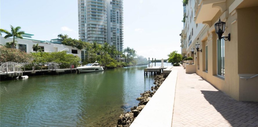 Townhouse in Sunny Isles Beach, Florida 3 bedrooms, 153.1 sq.m. № 1817110