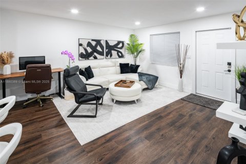 Casa en alquiler en Miami, Florida, 2 dormitorios, 75.72 m2 № 1977622 - foto 2