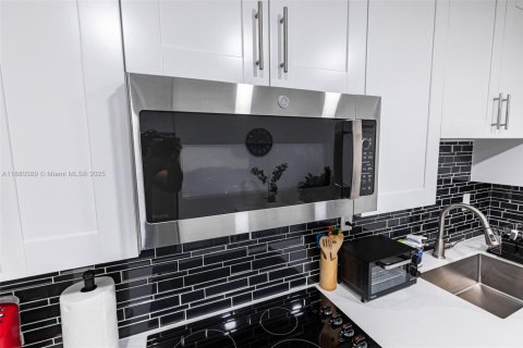 Casa en alquiler en Miami, Florida, 2 dormitorios, 75.72 m2 № 1977622 - foto 16