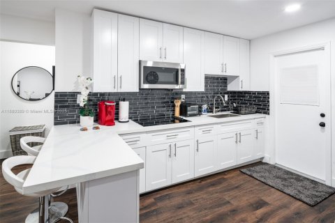 Casa en alquiler en Miami, Florida, 2 dormitorios, 75.72 m2 № 1977622 - foto 10