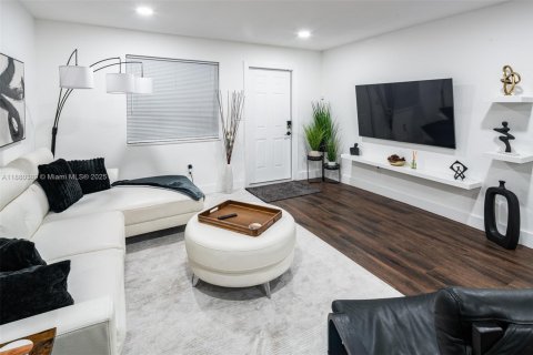 Casa en alquiler en Miami, Florida, 2 dormitorios, 75.72 m2 № 1977622 - foto 3