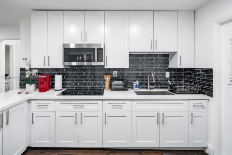 Casa en alquiler en Miami, Florida, 2 dormitorios, 75.72 m2 № 1977622 - foto 11