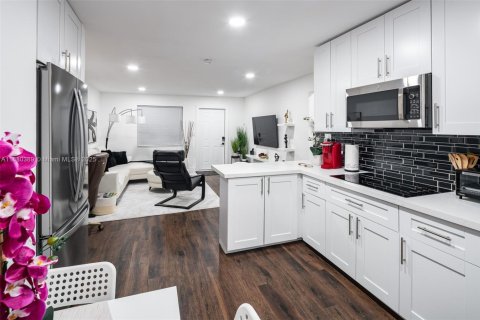 Casa en alquiler en Miami, Florida, 2 dormitorios, 75.72 m2 № 1977622 - foto 9