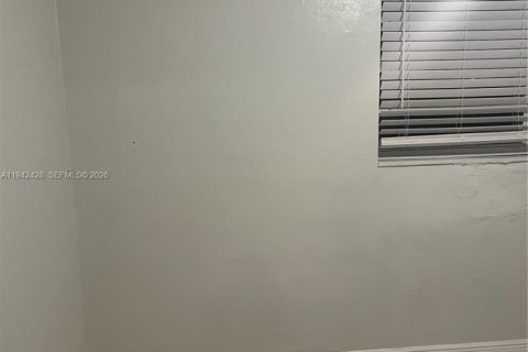 Villa ou maison à louer à Hollywood, Floride: 4 chambres, 85.47 m2 № 1999953 - photo 17