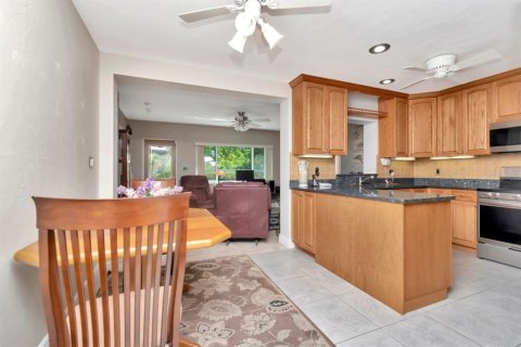 House in Saint Petersburg, Florida 3 bedrooms, 132.29 sq.m. № 1615606 - photo 10