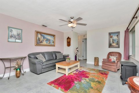 House in Saint Petersburg, Florida 3 bedrooms, 132.29 sq.m. № 1615606 - photo 7
