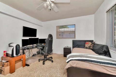 House in Saint Petersburg, Florida 3 bedrooms, 132.29 sq.m. № 1615606 - photo 19