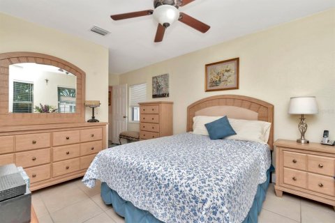House in Saint Petersburg, Florida 3 bedrooms, 132.29 sq.m. № 1615606 - photo 24