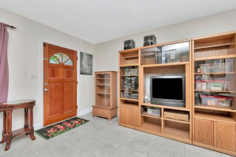 House in Saint Petersburg, Florida 3 bedrooms, 132.29 sq.m. № 1615606 - photo 6