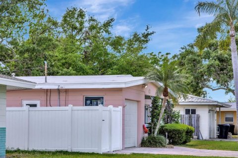 House in Saint Petersburg, Florida 3 bedrooms, 132.29 sq.m. № 1615606 - photo 5