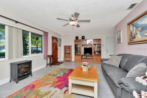 House in Saint Petersburg, Florida 3 bedrooms, 132.29 sq.m. № 1615606 - photo 9