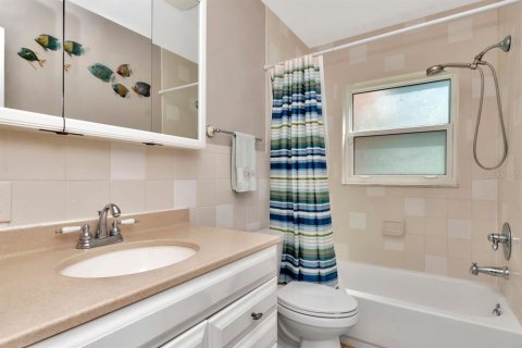 House in Saint Petersburg, Florida 3 bedrooms, 132.29 sq.m. № 1615606 - photo 17