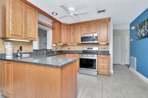 House in Saint Petersburg, Florida 3 bedrooms, 132.29 sq.m. № 1615606 - photo 14