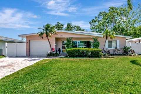 House in Saint Petersburg, Florida 3 bedrooms, 132.29 sq.m. № 1615606 - photo 3