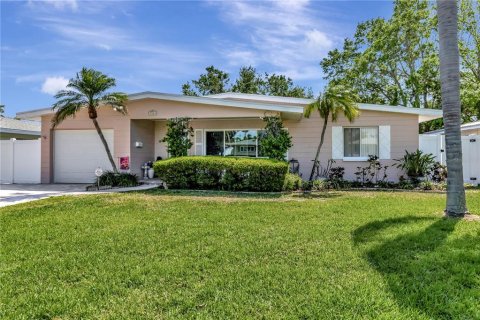 House in Saint Petersburg, Florida 3 bedrooms, 132.29 sq.m. № 1615606 - photo 1