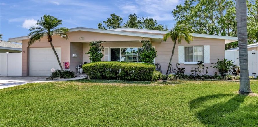 House in Saint Petersburg, Florida 3 bedrooms, 132.29 sq.m. № 1615606