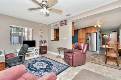 House in Saint Petersburg, Florida 3 bedrooms, 132.29 sq.m. № 1615606 - photo 21