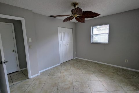 House in Port St. Lucie, Florida 3 bedrooms, 97.92 sq.m. № 2078390 - photo 12