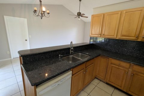 House in Port St. Lucie, Florida 3 bedrooms, 97.92 sq.m. № 2078390 - photo 5
