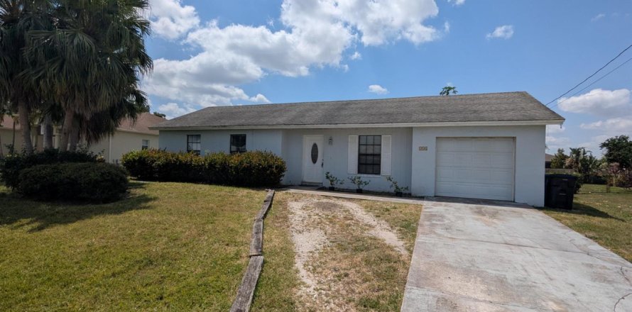 House in Port St. Lucie, Florida 3 bedrooms, 97.92 sq.m. № 2078390