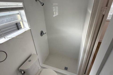 Villa ou maison à louer à Miami, Floride: 4 chambres, 239.69 m2 № 1966555 - photo 14