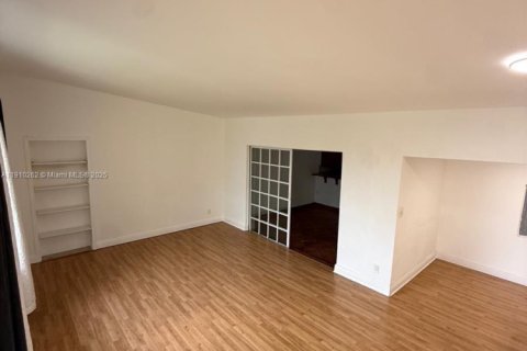 Villa ou maison à louer à Miami, Floride: 4 chambres, 239.69 m2 № 1966555 - photo 3