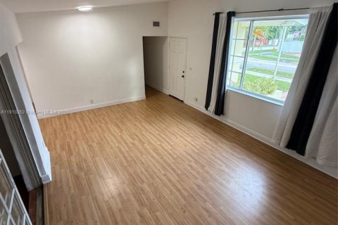 Villa ou maison à louer à Miami, Floride: 4 chambres, 239.69 m2 № 1966555 - photo 2