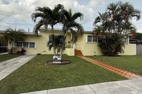 Villa ou maison à louer à Miami, Floride: 4 chambres, 239.69 m2 № 1966555 - photo 1