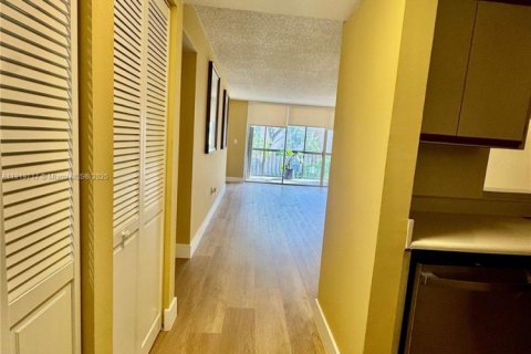 Снять в аренду кондоминиум в Майами, Флорида 2 спальни, 91.32м2, № 1974187 - фото 1