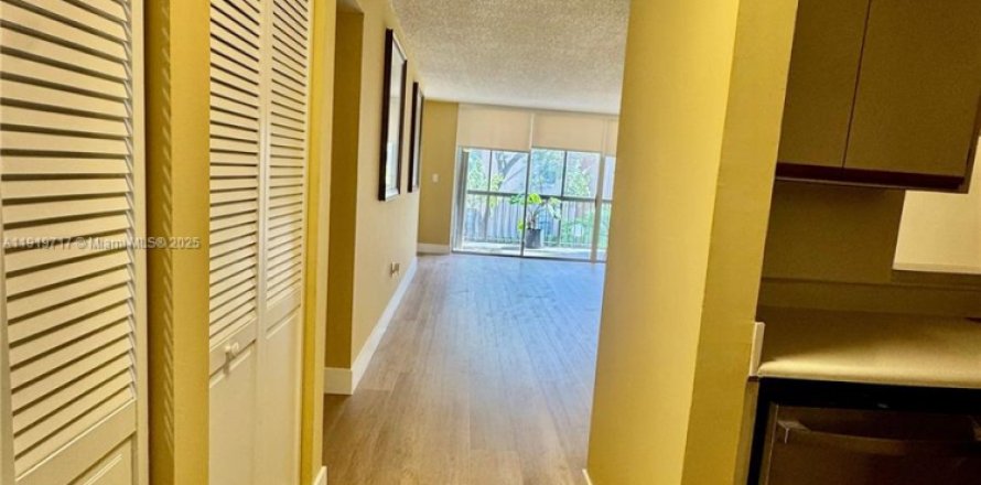 Кондоминиум с 2 спальнями в Майами, Флорида № 1974187