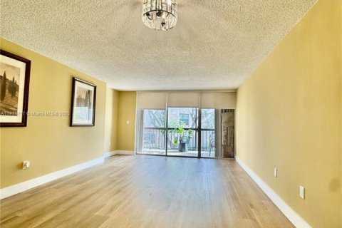 Снять в аренду кондоминиум в Майами, Флорида 2 спальни, 91.32м2, № 1974187 - фото 3