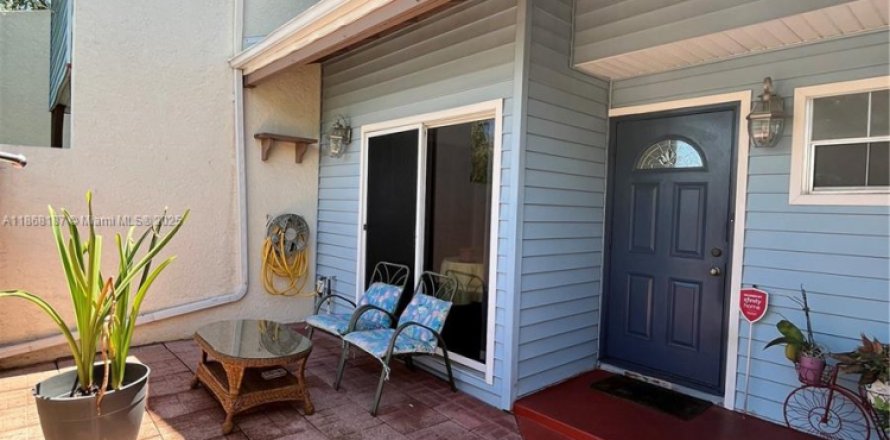 Adosado en Margate, Florida 2 dormitorios, 119.38 m2 № 1921602