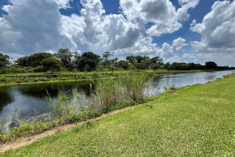 Купить таунхаус в Маргит, Флорида 2 спальни, 119.38м2, № 1921602 - фото 16