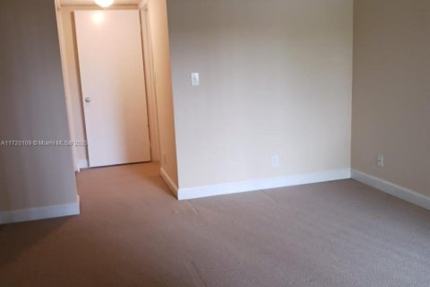Condo in Tamarac, Florida, 1 bedroom  № 1863791 - photo 10