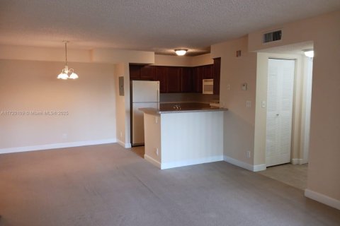 Condo in Tamarac, Florida, 1 bedroom  № 1863791 - photo 6