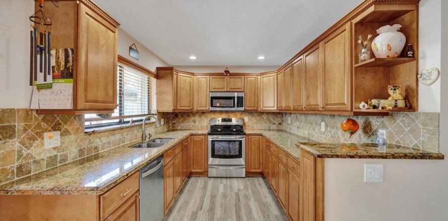 House in Plantation, Florida 3 bedrooms, 147.34 sq.m. № 2369939