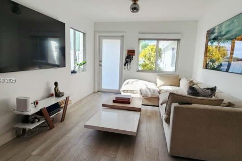 Casa en alquiler en Miami, Florida, 2 dormitorios, 202.06 m2 № 1954285 - foto 4