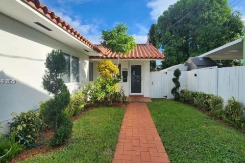 Casa en alquiler en Miami, Florida, 2 dormitorios, 202.06 m2 № 1954285 - foto 2