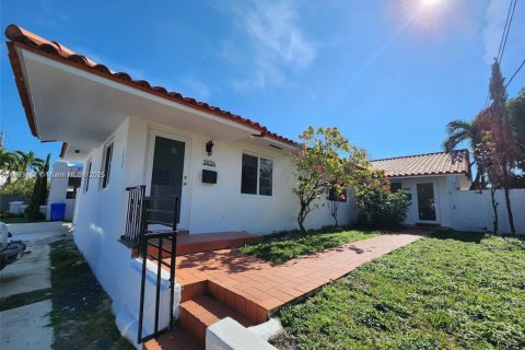 Casa en alquiler en Miami, Florida, 2 dormitorios, 202.06 m2 № 1954285 - foto 1