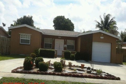 Casa en Lauderdale Lakes, Florida 3 dormitorios, 206.24 m2 № 2271038