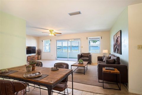 House in Winter Haven, Florida 4 bedrooms, 198.35 sq.m. № 1569933 - photo 12