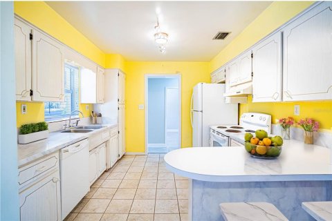 House in Winter Haven, Florida 4 bedrooms, 198.35 sq.m. № 1569933 - photo 8