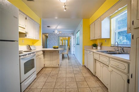 House in Winter Haven, Florida 4 bedrooms, 198.35 sq.m. № 1569933 - photo 7